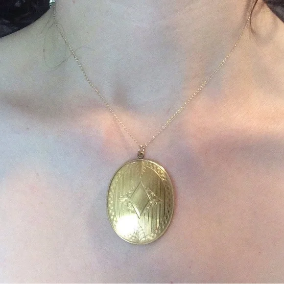 Victorian Gold Locket Necklace - Picture 2 of 8